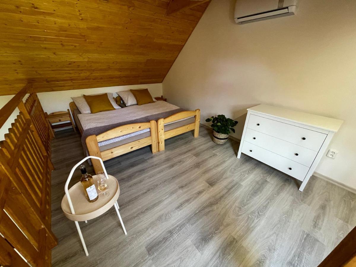 Vinny Sklep U Mna Mutěnice Exteriör bild